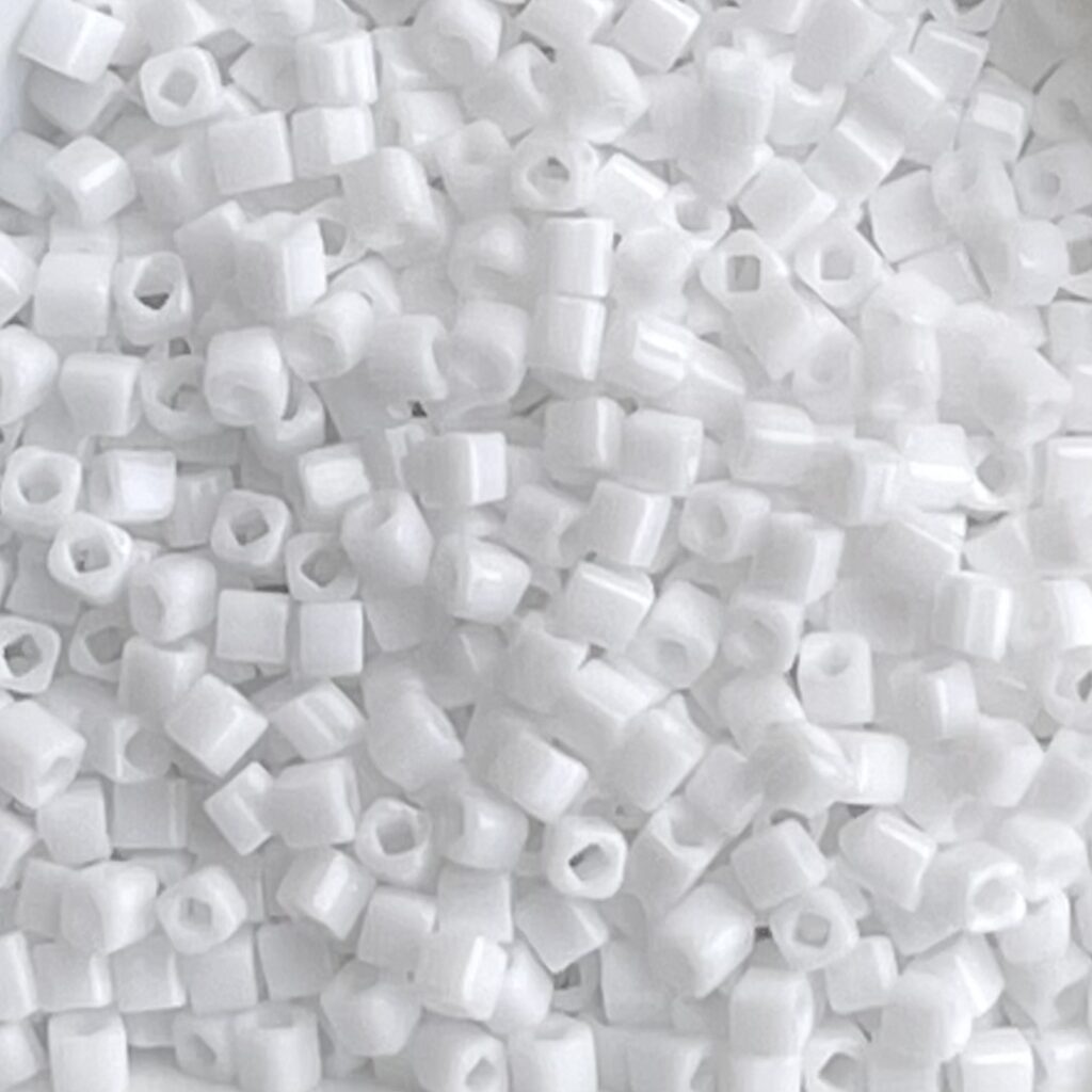 Toho Cube 1,5mm Opaque White