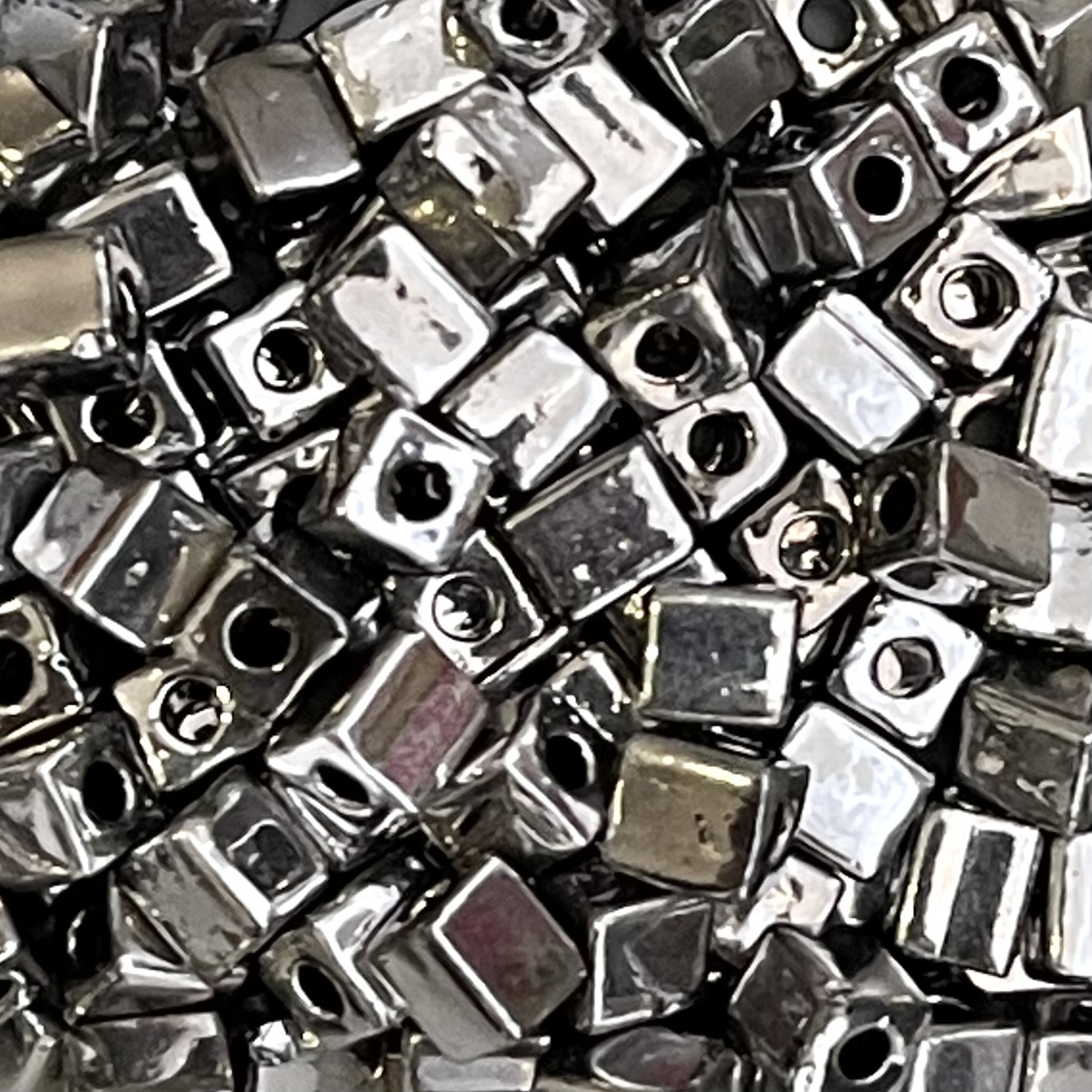 Square 4mm Rhodium Plated x 10 grs - Image 1