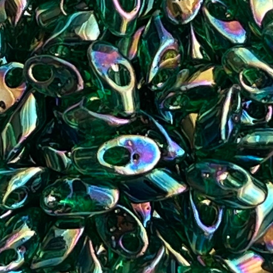 Long Magatama Transparent Green Luster AB - Image 1