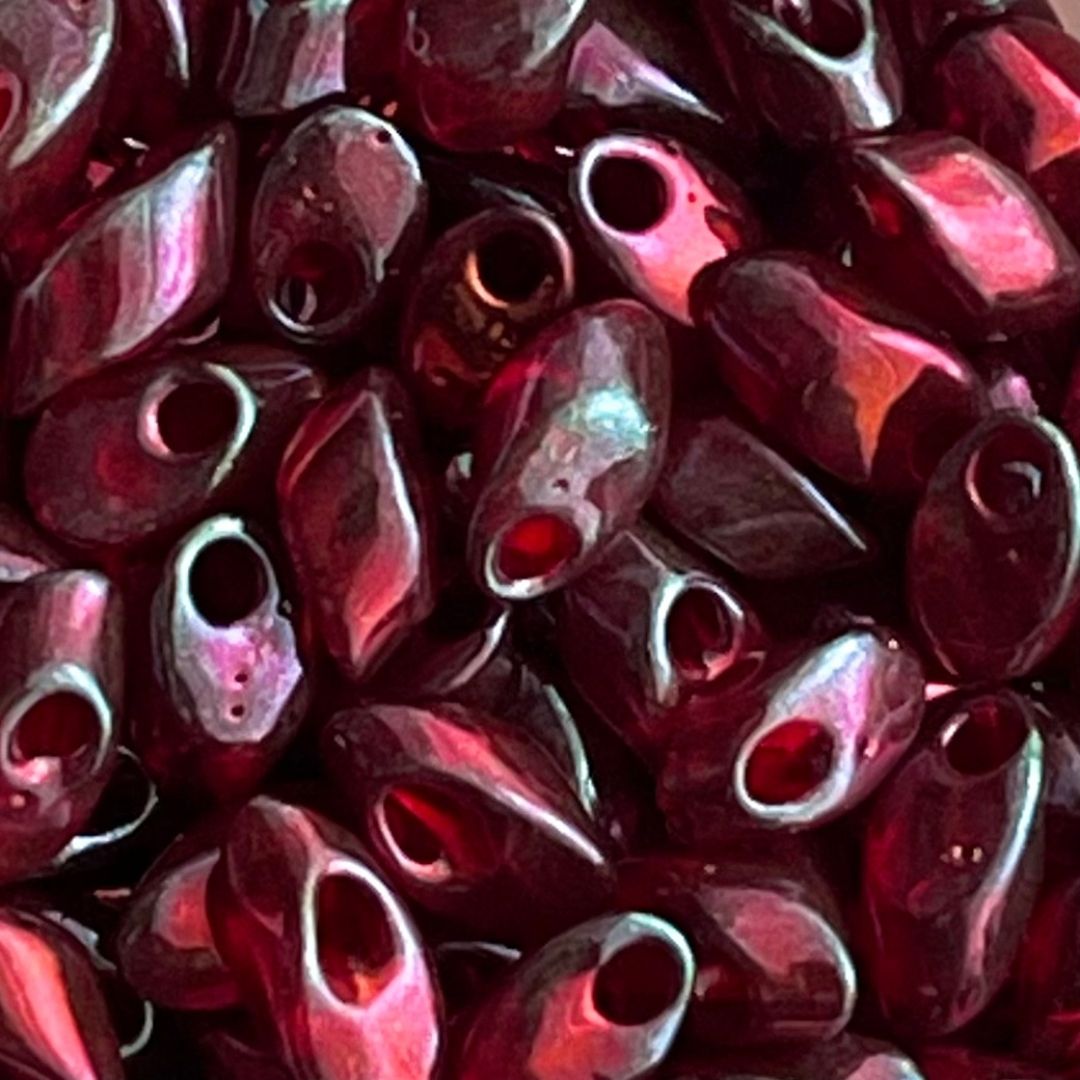 Long Magatama Cranberry Gold Luster - Image 1