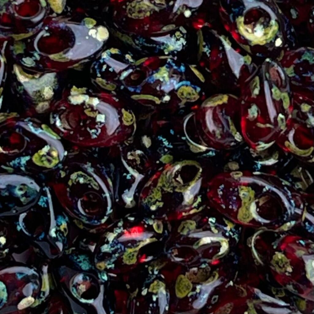 Long Magatama Picasso Garnet Transparent