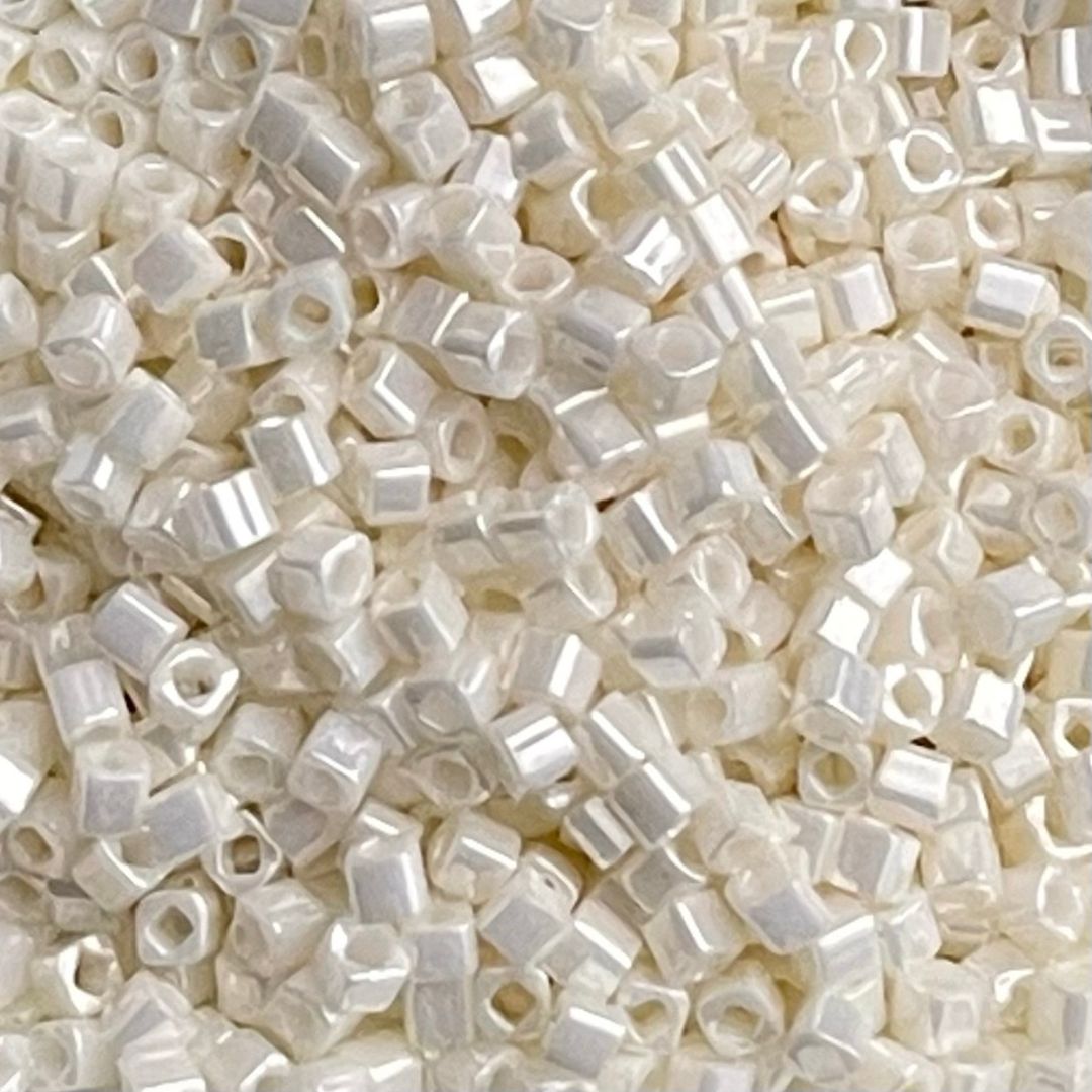 Toho Cube 1,5mm Opaque Lustered Navajo White - Image 1