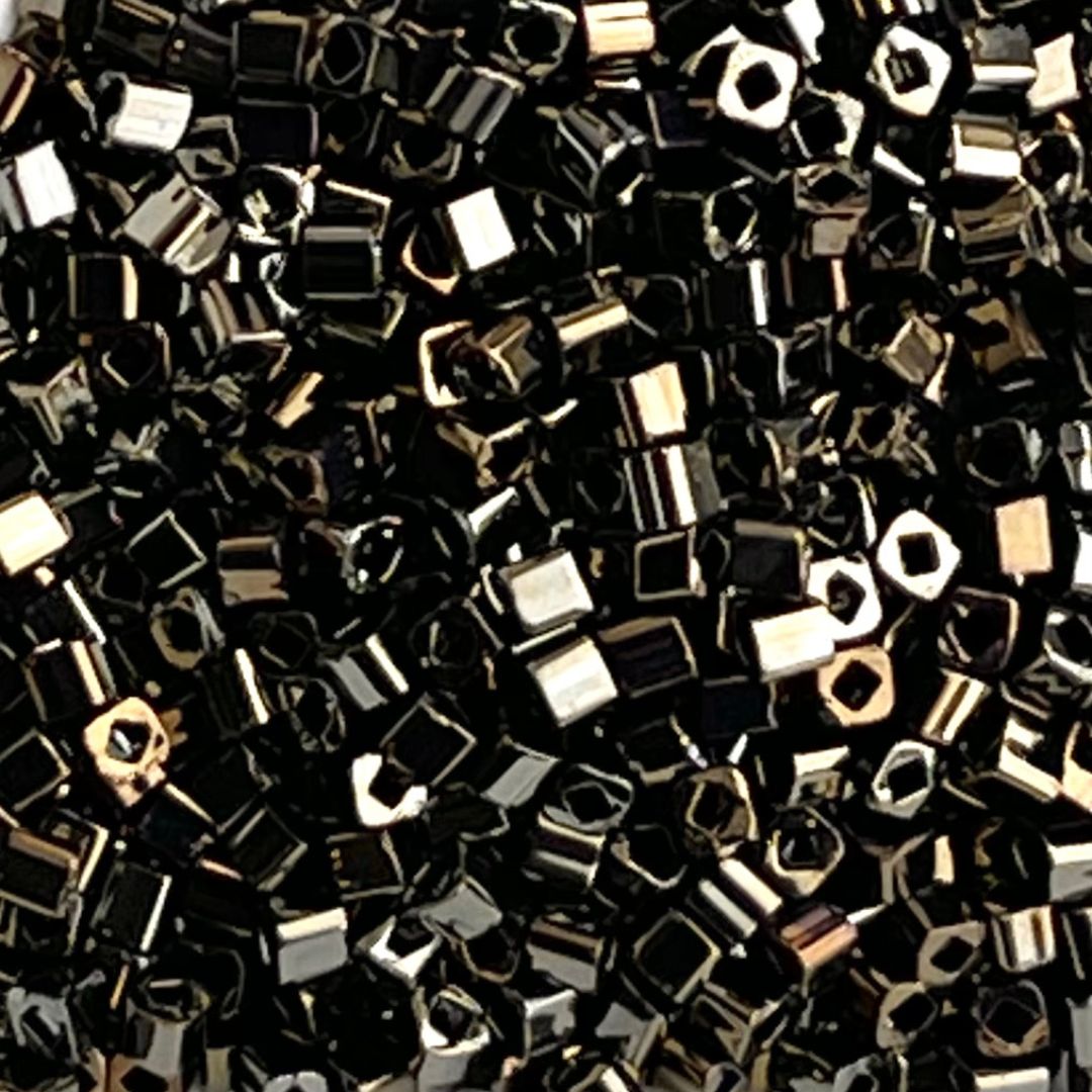 Toho Cube 1,5mm Metallic Iris Brown - Image 1