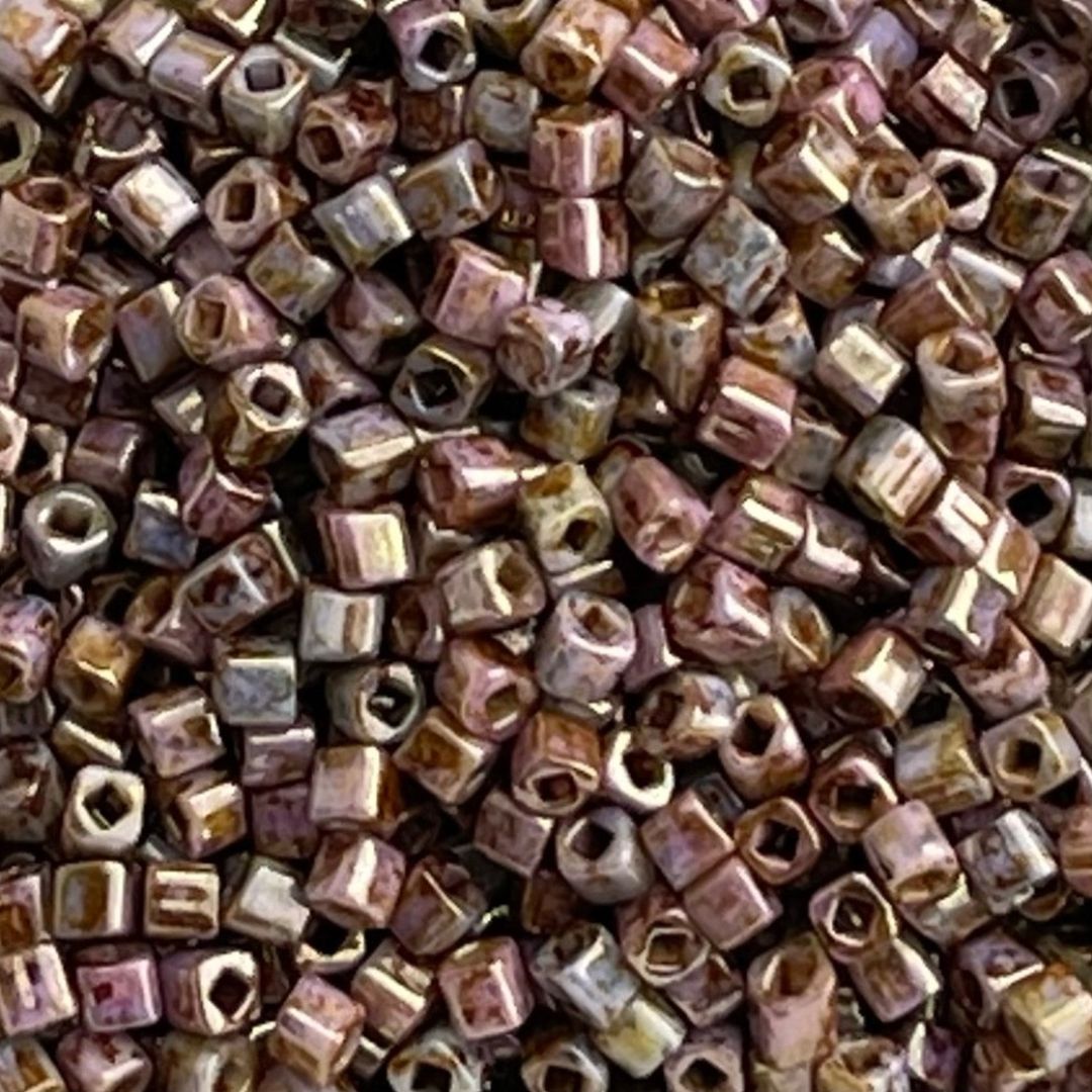 Toho Cube 1,5mm HYBRID Luster Opaque Gold Smoky Topaz - Image 1