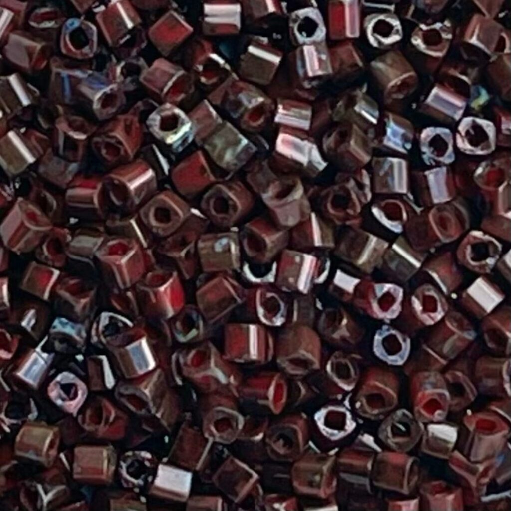 Toho Cube 1,5mm HYBRID Pepper Red - Picasso